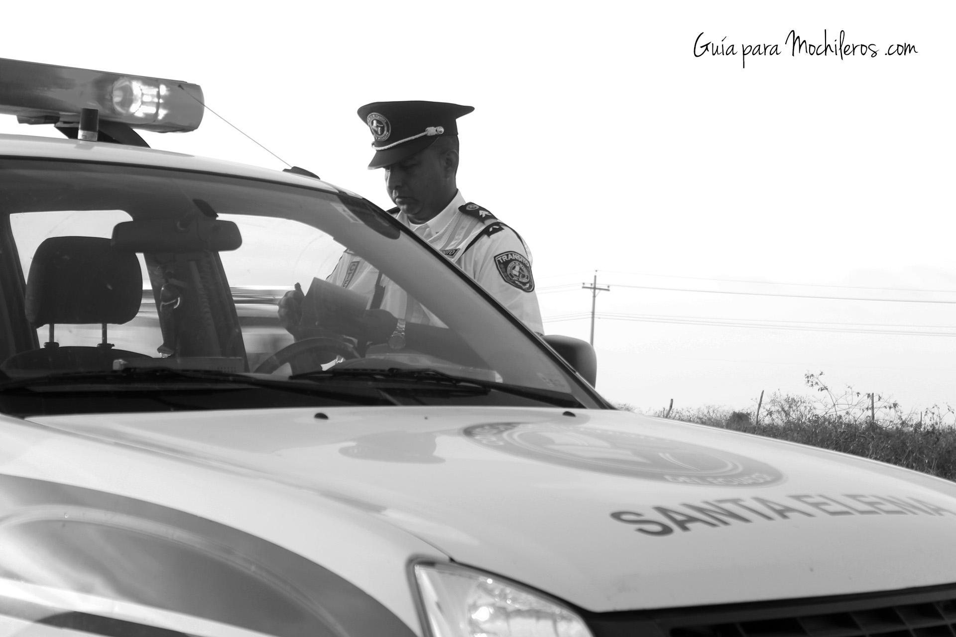 Policia de Santa Elena multando por llevar viajeros