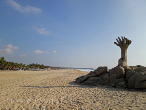 escultura playa puerto escondido