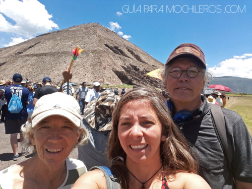 papá y mamá en teotihuacan